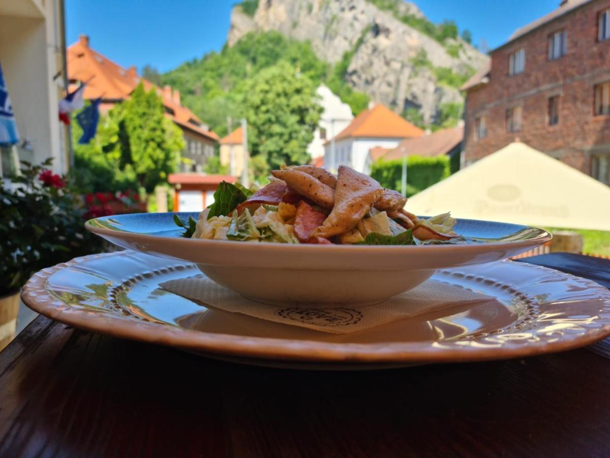 Svatý Jan pod Skalou Hotel Obecna Skola מראה חיצוני תמונה