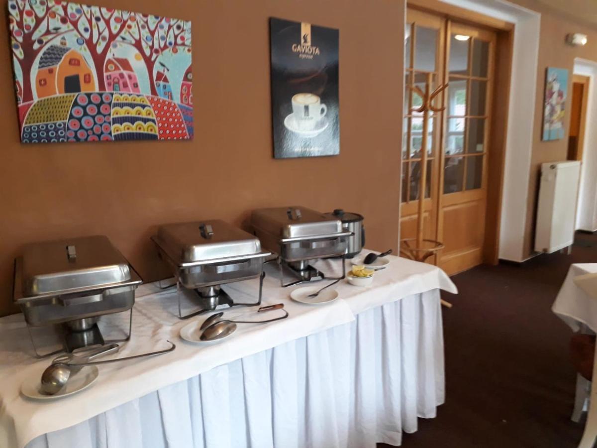 Svatý Jan pod Skalou Hotel Obecna Skola מראה חיצוני תמונה