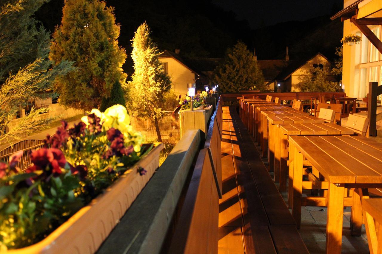 Svatý Jan pod Skalou Hotel Obecna Skola מראה חיצוני תמונה